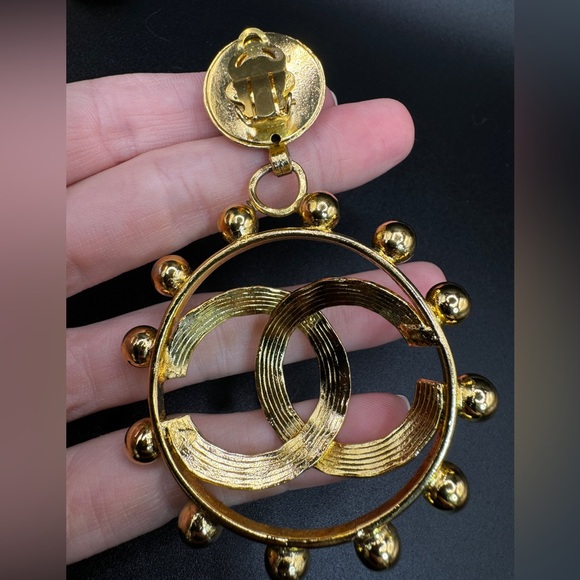 LOT 1466 24K gold plated CHANEL vintage runway earrings - Picture 15 of 17